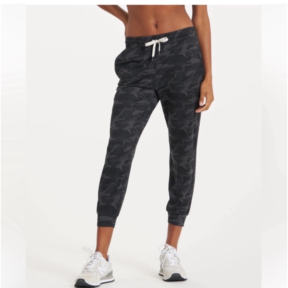 Vuori women’s Camo Joggers size M